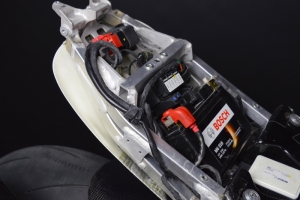 Aprilia RSV 4 2015- Parts Motoforza on bike - Seat under tray with battery holder