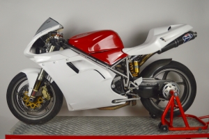 Ducati 748,916,996,998 Seat closed - 4 vents with cut out for tail lights - on bike