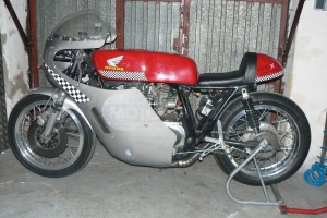 Honda 500 1972 classic racer - original frame - parts motoforza on bike