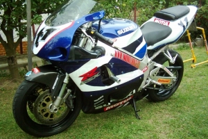 Fairings on bike with seat from model 00-03
