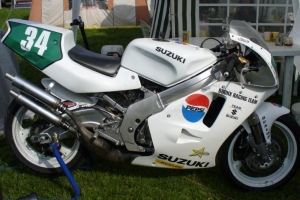 Suzuki  RGV 250 Gamma 88-96 parts Motoforza on bike