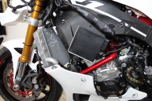 Preview, Motoforza parts on bike Yamaha YZF R1M 2015, CPU pholder GFK with original CPU